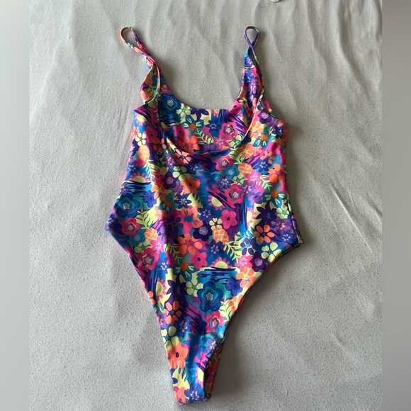 Kulani Kini - one piece in “Rainbow Jungle” 🌈🌴🐸 - Picture 2 of 2